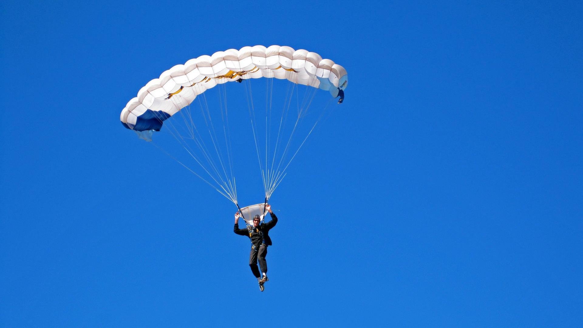 锐不可当引爆全场！，Uzi意外战胜FPX引发球迷热议