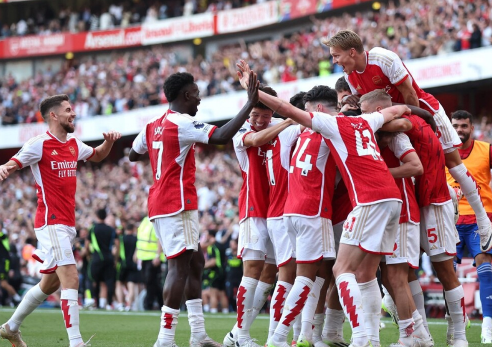  乒超联赛战况：密尔沃基雄鹿防线稳固，曼联进攻受阻，莱万成最佳